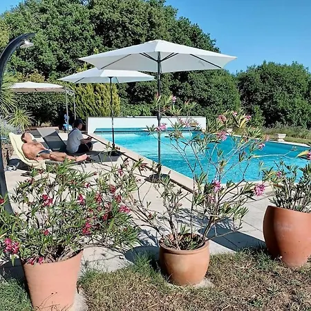 Dom wakacyjny 'a La Campagne' Met Gedeeld Zwembad. *