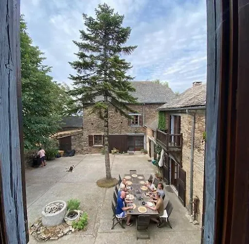 'a La Campagne' Met Gedeeld Zwembad. *