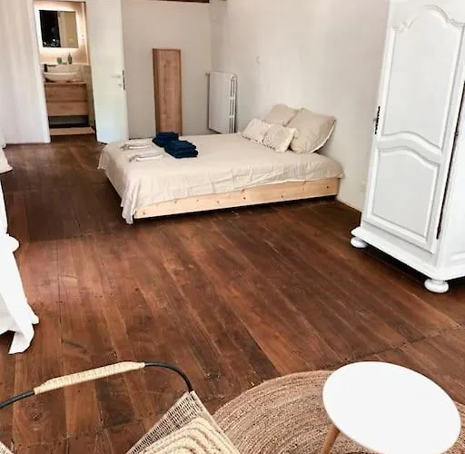 'a La Campagne' Met Gedeeld Zwembad. Σπίτι διακοπών *